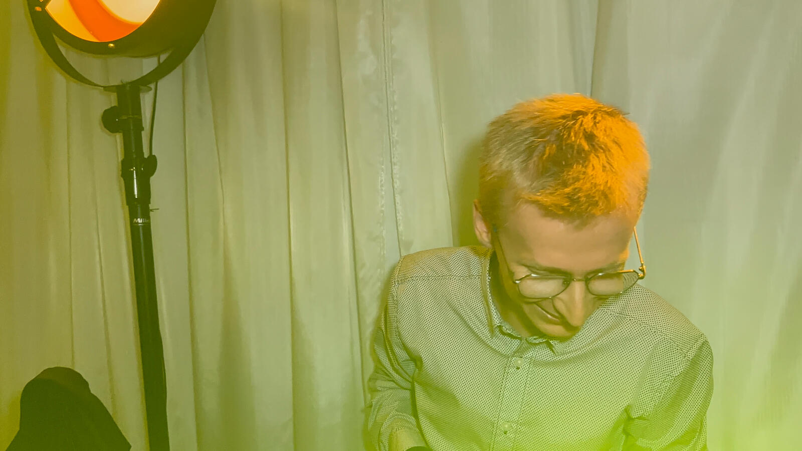 DJ przy konsoli DJ przy konsoli