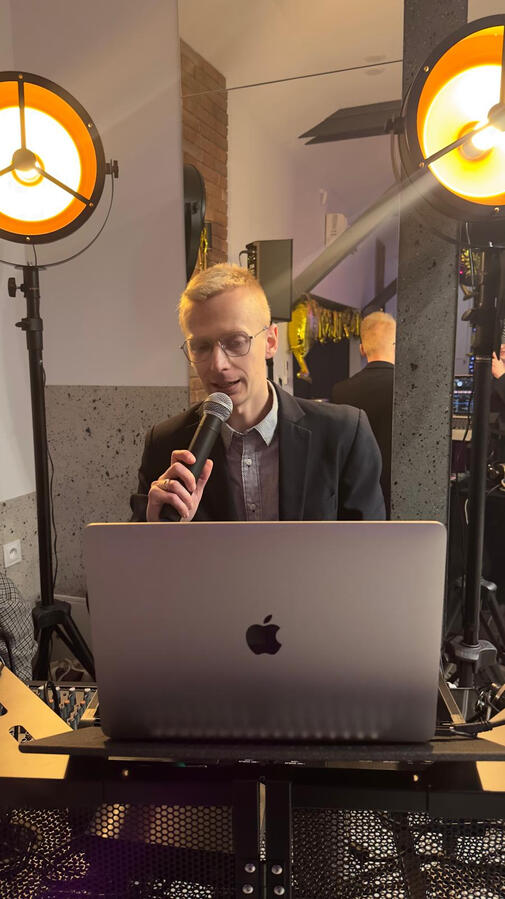 DJ zapowiadający punkt programu DJ zapowiadający punkt programu